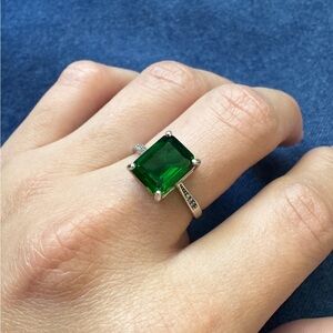 Sterling Silver Women’s Ring With Green Stone